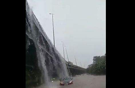 കനത്തമഴയെ തുടര്‍ന്ന് ഡല്‍ഹി മേല്‍പ്പാലത്തില്‍ നിന്ന് പുറത്തേയ്ക്ക് വെള്ളം ഒഴുകുന്നു