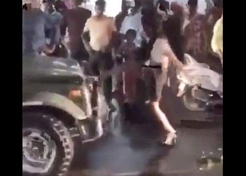 ആര്‍മി വാഹനത്തില്‍ ചവിട്ടുന്ന യുവതി