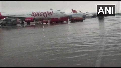 ഡല്‍ഹി വിമാനത്താവളത്തിലെ വെള്ളക്കെട്ട് / എഎന്‍ഐ ചിത്രം