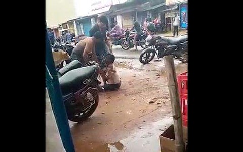 ഹോട്ടലുടമയും മകനും ചേര്‍ന്ന് യുവാവിനെ മര്‍ദ്ദിക്കുന്ന ദൃശ്യം