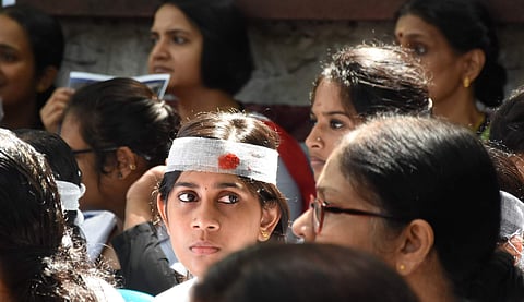 ഡോക്ടർമാർക്കെതിരായ അക്രമങ്ങളിൽ പ്രതിഷേധിക്കുന്ന മെഡിക്കൽ വിദ്യാർത്ഥികൾ. കോഴിക്കോട് മെഡിക്കൽ കോളജിൽ നിന്നുള്ള ചിത്രം. തലയിൽ ബാൻഡേജ് കെട്ടിവച്ചാണ് ഇവർ പ്രതിഷേധിക്കാനെത്തിയത്