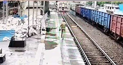 ട്രാക്കില്‍ നില്‍ക്കുന്ന യുവതിയെ രക്ഷിക്കാന്‍ ഓടുന്ന പൊലീസുകാരന്‍