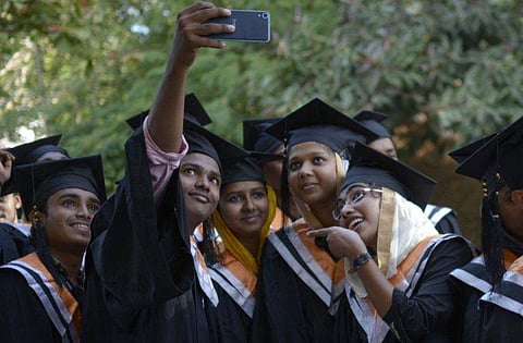 അസാപ് കോഴ്സ് കഴിഞ്ഞിറങ്ങിയ വിദ്യാർത്ഥികൾ സെൽഫി എടുക്കുന്നു (2016)