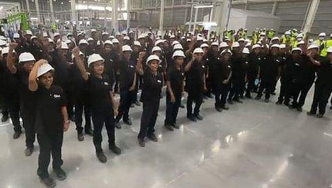 ഒലയുടെ ഫാക്ടറിയില്‍ ജോലി ചെയ്യുന്ന വനിതകള്‍, ട്വിറ്റര്‍ ദൃശ്യം