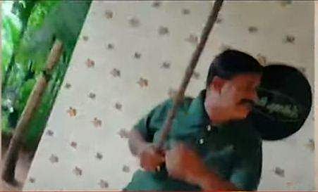 വീട് കയറി ആക്രമിക്കുന്നതിന്റെ ദൃശ്യം