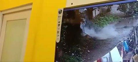 ബോംബേറിന്റെ സിസിടിവി ദൃശ്യം/ അര്‍ജുന്‍ സിങ് ട്വിറ്ററില്‍ പങ്കുവച്ചത്‌