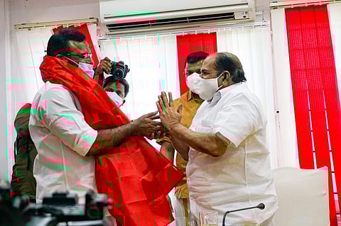 കോടിയേരി അനില്‍കുമാറിനെ ചുവന്ന ഷാള്‍ അണിയിച്ച് സ്വീകരിക്കുന്നു