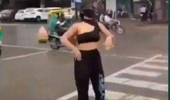 സീബ്രാ ലൈനിലെ യുവതിയുടെ പ്രകടനം