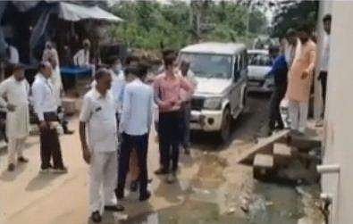 ആരോഗ്യപ്രവര്‍ത്തകര്‍ പരിശോധന നടത്തുന്നു /ടെലിവിഷന്‍ ചിത്രം