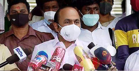 വിഡി സതീശന്‍ മാധ്യമങ്ങളോട് സംസാരിക്കുന്നു / ടെലിവിഷന്‍ ചിത്രം