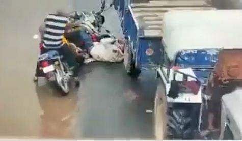 ബൈക്ക് യാത്രക്കാരന്‍ ട്രാക്ടറിന്റെ അടിയിലേക്ക്, ട്വിറ്റര്‍