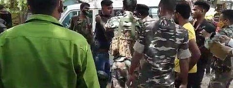 സൈനികനെ പൊലീസുകാര്‍ മര്‍ദിക്കുന്ന വീഡിയോയില്‍നിന്ന്‌