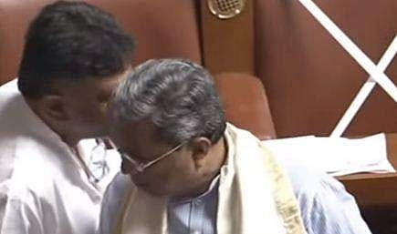 മുണ്ട് അഴിഞ്ഞുപോയത് അറിയാതെ പ്രസംഗം തുടര്‍ന്ന സിദ്ധരാമയ്യയെ ശിവകുമാര്‍ കാര്യം ധരിപ്പിക്കുന്നു, ടെലിവിഷന്‍ ചിത്രം