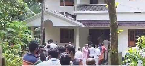 സതീശന്റെ വീട്ടിൽ പൊലീസ് പരിശോധന നടത്തുന്നു/ ടെലിവിഷൻ ചിത്രം