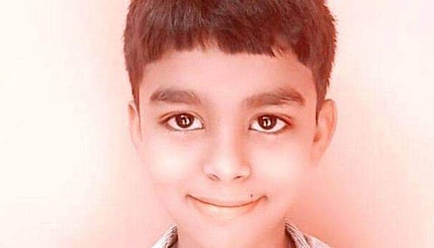 കഴുത്തിൽ പ്ലാസ്റ്റിക് കയർ മുറുകിയ നിലയിൽ 13കാരന്റെ മൃതദേഹം ടെറസിൽ, മരണം മൊബൈൽ ഗെയിം ടാസ്കിനിടെ?