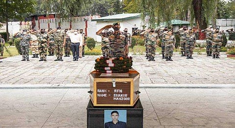 ഷാക്കിറിന് പൂര്‍ണ ബഹുമതികളോടെ സൈന്യം വിടനല്‍കിയപ്പോള്‍/ട്വിറ്റര്‍