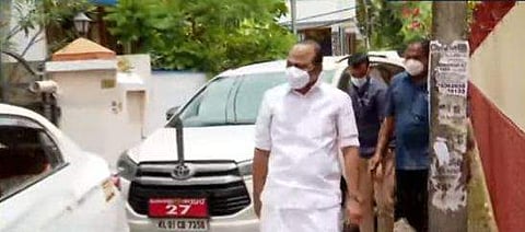 വി ഡി സതീശന്‍ സുധീരന്റെ വീട്ടിലെത്തുന്നതിന്റെ ടെലിവിഷന്‍ ദൃശ്യം