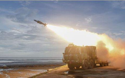 ആകാശ് പ്രൈം മിസൈല്‍ തൊടുക്കുന്നു- പിഐബി