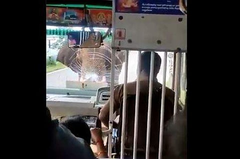 തമിഴ്‌നാട്ടില്‍ ആന ബസ് ആക്രമിക്കുന്നു