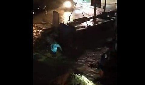 ഹൈദരാബാദില്‍ യുവാവ് ഓടയില്‍ വീഴുന്ന ദൃശ്യം