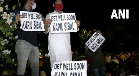 കോണ്‍ഗ്രസ് പ്രവര്‍ത്തകരുടെ പ്രതിഷേധം / എഎന്‍ഐ വീഡിയോയില്‍ നിന്ന്‌