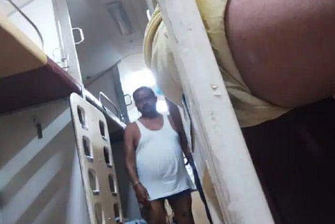 അടിവസ്ത്രം മാത്രം ധരിച്ച് എംഎല്‍എ ട്രെയിനില്‍ / ചിത്രം : സോഷ്യല്‍ മീഡിയ