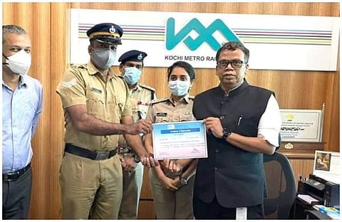 കെഎംആര്‍എല്‍ പങ്കുവച്ച ബെഹ്‌റ സീനിയര്‍ സിവില്‍ പോലീസ് ഓഫീസറെ അഭിനന്ദിക്കുന്നതിന്റെ ചിത്രം