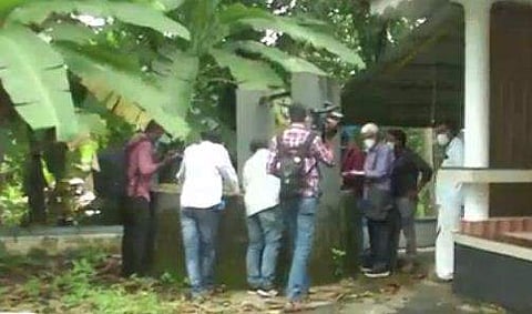 വിദഗ്ധസംഘം വീട്ടിലെത്തി പരിശോധന നടത്തുന്നു /ടെലിവിഷന്‍ ചിത്രം