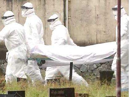 നിപ വൈറസ് ബാധിച്ച് മരിച്ച പന്ത്രണ്ടുകാരന്റെ മൃതദേഹം കബറടക്കാനായി എത്തിക്കുന്നു