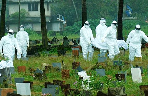 നിപ ബാധിച്ചു മരിച്ച പന്ത്രണ്ടുകാരന്റെ മൃതദേഹം സുരക്ഷാ മാനദണ്ഡങ്ങള്‍ പാലിച്ചു സംസ്‌കരിക്കാനെത്തിച്ചപ്പോള്‍/എക്‌സ്പ്രസ്‌