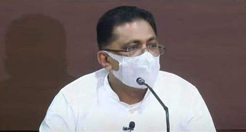 കെടി ജലീല്‍ വാര്‍ത്താസമ്മേളനത്തിനിടെ