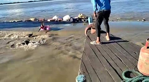 പുഴയില്‍ വീണവരെ രക്ഷപ്പെടുത്താനുള്ള ശ്രമം