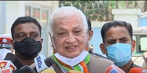 ​ഗവർണർ മാധ്യമങ്ങളോട് സംസാരിക്കുന്നു/ ടെലിവിഷൻ ദൃശ്യം