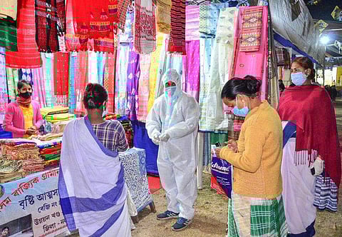 കച്ചവടക്കാര്‍ക്കിടയില്‍ കോവിഡ് പരിശോധന നടത്തുന്നു ചിത്രം പിടിഐ