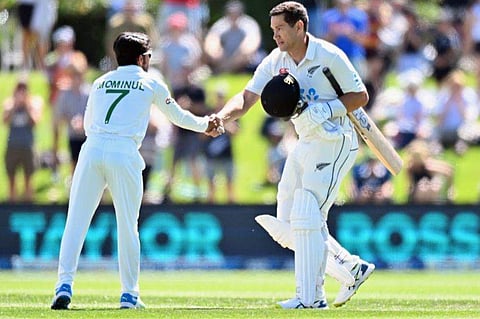 റോസ് ടെയ്‌ലറെ ആദരിച്ച് ബംഗ്ലാദേശ് താരങ്ങള്‍; ഗാര്‍ഡ് ഓഫ് ഓണര്‍ സ്വീകരിച്ച് ക്രീസിലേക്ക് (വീഡിയോ)