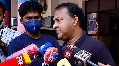 ബാലചന്ദ്രകുമാര്‍ കൊച്ചിയില്‍ മാധ്യമങ്ങളെ കാണുന്നു