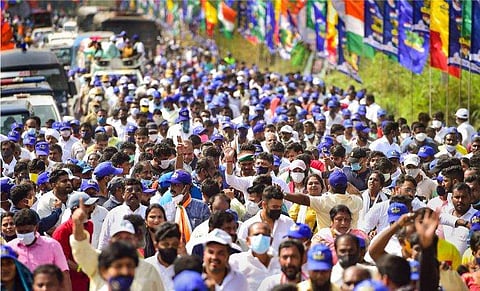 കോവിഡ് പ്രോട്ടോകള്‍ ലംഘിച്ച് ശിവകുമാറിന്റെ പദയാത്രയിലെ ആള്‍ക്കൂട്ടം