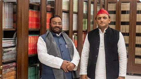 അഖിലേഷ് യാദവിനൊപ്പം സ്വാമി പ്രസാദ്/ എസ്പി ട്വിറ്റര്‍