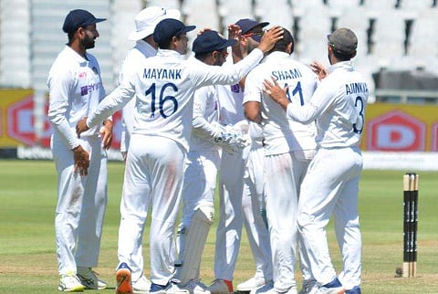 ദക്ഷിണാഫ്രിക്കയുടെ വിക്കറ്റെടുത്ത ബുമ്രയെ അഭിനന്ദിക്കുന്ന സഹതാരങ്ങള്‍