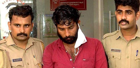 ഉദ്യോ​ഗസ്ഥരെ കണ്ടപ്പോൾ ഉറക്കം നടിച്ചു; തട്ടിയുണർത്തി ബാ​ഗ് പരിശോധിച്ചപ്പോൾ ഞെട്ടി; ഹാഷിഷ് ഓയിലും കഞ്ചാവും പിടികൂടി