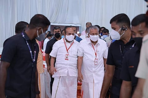 കോടിയേരി ബാലകൃഷ്ണനും പിണറായി വിജയനും ജില്ലാ സമ്മേളനത്തില്‍/ഫെയ്‌സ്ബുക്ക്‌