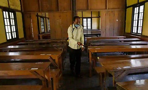 9 മുതല്‍ പ്ലസ് ടുവരെയുള്ള ക്ലാസുകള്‍ അടച്ചു; തമിഴ്‌നാട്ടില്‍ കൂടുതല്‍ നിയന്ത്രണങ്ങള്‍
