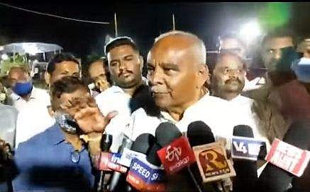 കര്‍ണാടക മന്ത്രി മാധ്യമങ്ങളെ കാണുന്നു