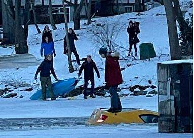 മുങ്ങാന്‍ പോകുന്ന കാറിന്റെ മുകളില്‍ നിന്ന് സെല്‍ഫി എടുക്കുന്ന യുവതി