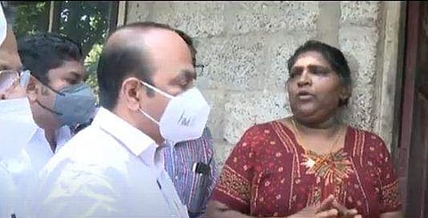 വീട്ടമ്മ വി ഡി സതീശനോട് നേരിട്ട പീഡനങ്ങൾ വിവരിക്കുന്നു/ ടെലിവിഷൻ ദൃശ്യം