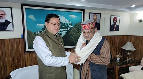 വിജയ് റാവത്തിനെ പുഷകര്‍ ധാമി സ്വീകരിക്കുന്നു/ട്വിറ്റര്‍