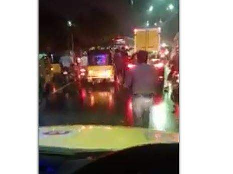 ആംബുലന്‍സിന് കടന്നുപോകാന്‍ വഴിയൊരുക്കുന്ന ബാങ്ക് മാനേജര്‍