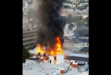 കേപ്ടൗണിലെ പാര്‍ലമെന്റ് കെട്ടിടത്തിന് തീപിടിച്ചപ്പോള്‍, ട്വിറ്റര്‍