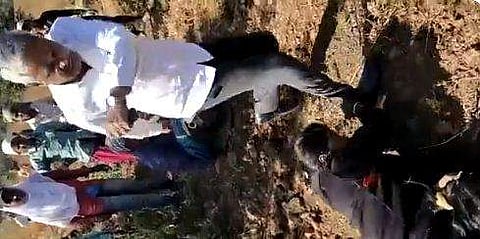 ഗര്‍ഭിണിയായ വനംവകുപ്പ് ഉദ്യോഗസ്ഥയെ മര്‍ദ്ദിക്കുന്ന ദൃശ്യം