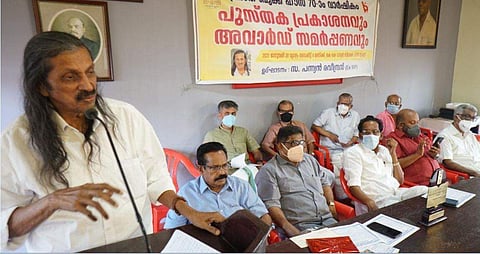 പ്രഭാത് അവാര്‍ഡ് സമര്‍പ്പണം പന്ന്യന്‍ രവീന്ദ്രന്‍ ഉദ്ഘാടനം ചെയ്യുന്നു